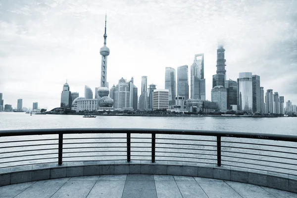 La belle vue sur le Bund à Shanghai — Photo