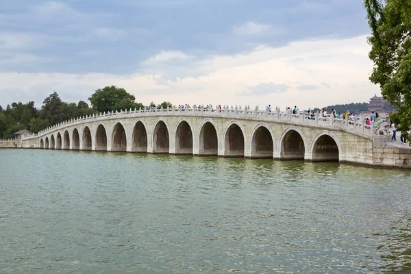 Hermosa vista del puente de los diecisiete arcos en Beijing — Foto de Stock