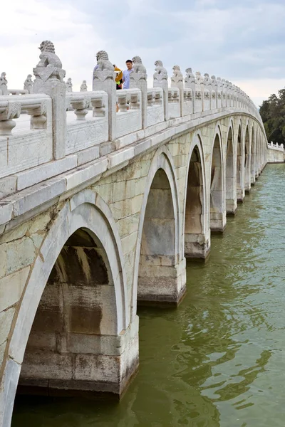 Belle vue sur le pont des Dix-sept Arches à Pékin — Photo