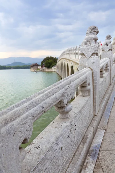 Hermosa vista del puente de los diecisiete arcos en Beijing — Foto de Stock