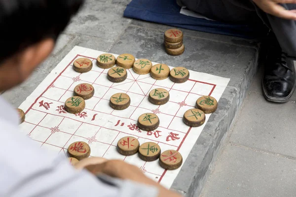 Сеньоры играют в шашки в Храме Небес в Пекине — стоковое фото