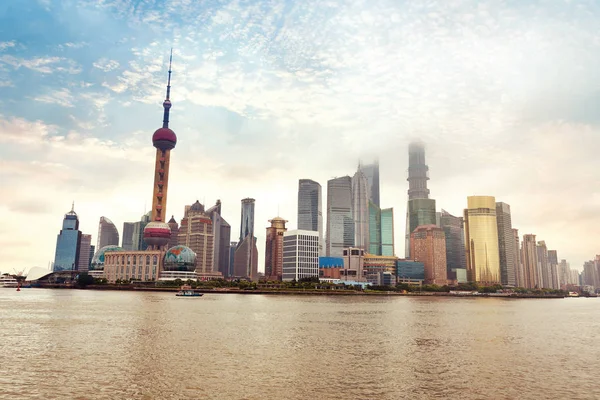 La belle vue sur le Bund à Shanghai — Photo