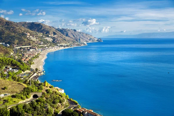 イタリア、タオルミーナ、シチリア島、海岸線 — ストック写真