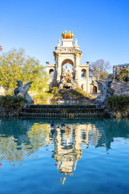 Parc de la Ciutadella, Barcelona 'da güzel bir parktır, bereketli bahçeler, dingin bir göl, etkileyici fıskiyeler ve tarihi anıtlar barındırır ve şehrin kalbinde huzurlu bir dinlenme yeri sunar.