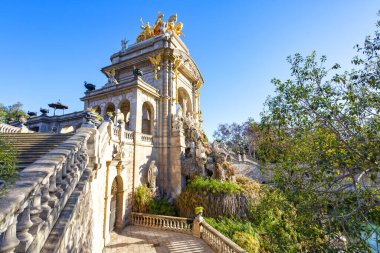 Parc de la Ciutadella, Barcelona 'da güzel bir parktır, bereketli bahçeler, dingin bir göl, etkileyici fıskiyeler ve tarihi anıtlar barındırır ve şehrin kalbinde huzurlu bir dinlenme yeri sunar.