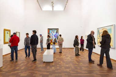 BARCELONA, SPAIN - 6 Ocak 2024: Barcelona 'daki Montjuic Castle' da MIR ve Picasso sergisinin içi