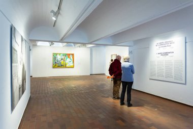 BARCELONA, SPAIN - 6 Ocak 2024: Barcelona 'daki Montjuic Castle' da MIR ve Picasso sergisinin içi