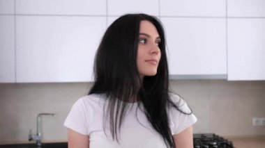 Yakışıklı bir adam güzel kız arkadaşına yaklaşıyor ve ona nazikçe sarılıyor..