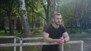 Stadyumda kızıl sakallı sporcu yüzü, antrenmandan önce konsantrasyon..