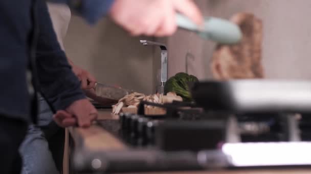 De man draait de kalfssteak op de grillpan in de keuken. — Stockvideo