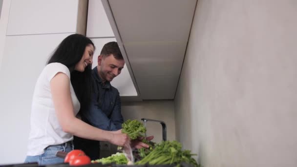 Pareja joven lava verduras frescas verdes, Tomates, brócoli, setas . — Vídeo de stock