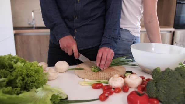 De man maakt een vegetarische salade voor zijn geliefde vrouw.. — Stockvideo