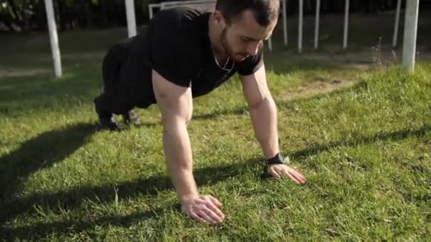 Close up Forte fisiculturista muscular com barba aquece, jovem atleta espreme do chão . — Vídeo de Stock