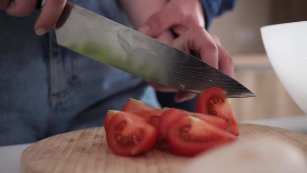 Ragazza con coltello affettare pomodori freschi sul tavolo della cucina durante la preparazione del cibo . — Video Stock
