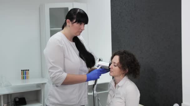 Dermatolog analizuje pieprzyk w klinice kosmetologii, dermatoonkolog. — Wideo stockowe