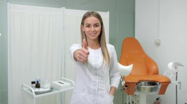 Güzel bir jinekolog güzellik kliniğinde baş parmağını kaldırdı..