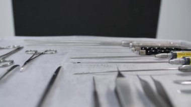 Bir kozmetoloji kliniğinde ameliyat için cerrahi aletleri kapatın..