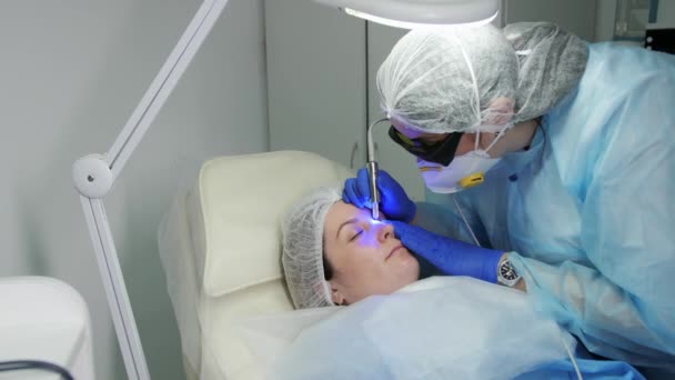 Laser removal of blood vessels on the face in a cosmetology clinic. — Stock Video