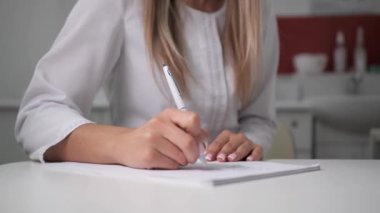 Yakışıklı bir jinekolog güzellik kliniğinde form doldurmaya hazırlanıyor..