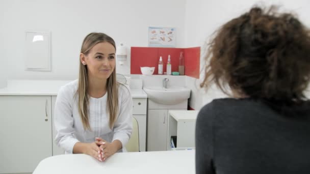 Гінеколог консультує клієнта в цій області в косметологічній клініці . — стокове відео