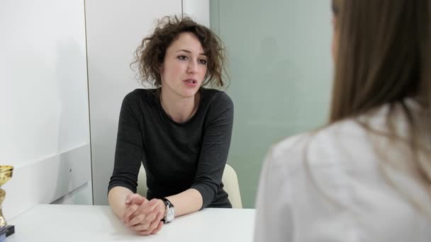 Il ginecologo consiglia il cliente in questa zona in una clinica di cosmetologia.Il cliente racconta il suo problema . — Video Stock