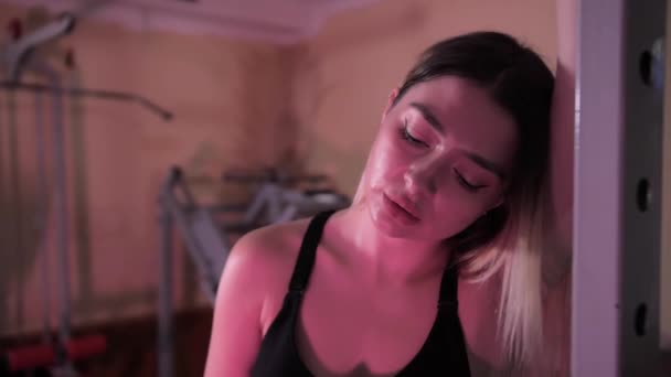 Potret seorang gadis cantik setelah latihan, melihat ke kamera. Dia lelah setelah Latihan Fitness Intensif Cross. — Stok Video