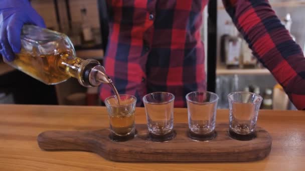 Бармен в блакитних рукавичках п'є короткі напої в барі . — стокове відео
