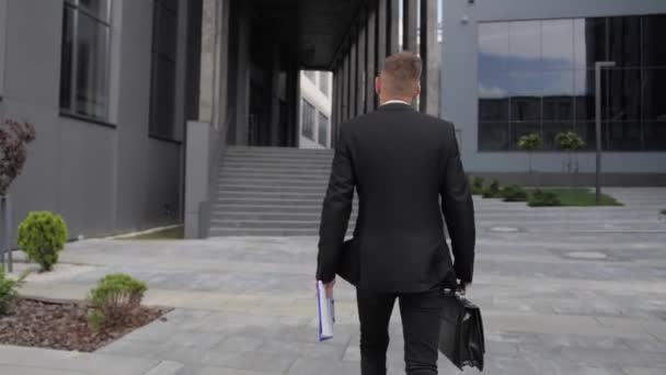 Evrak çantası ve tabletli bir ofis çalışanı işe giderken müdür merdivenlerden iş merkezinin arka tarafına çıkıyor.. — Stok video