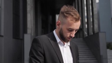 Sakallı ve tabletli yakışıklı bir mimar bir sonraki açık hava projesiyle ilgili not alıyor..