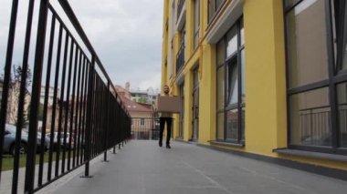 Çevrimiçi Gıda Alışverişi. Sosyal mesafeli ev izolasyonu. Sarı tişörtlü kurye malları teslim ediyor..