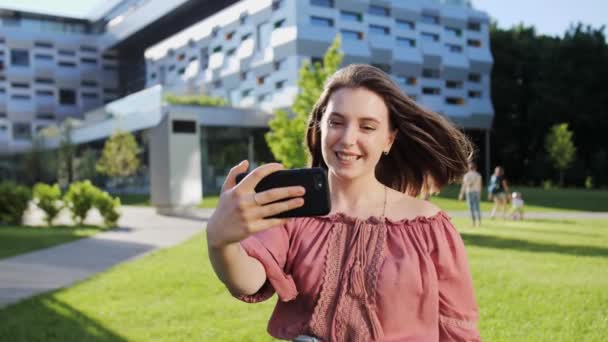 Estudante encantadora conversando com um amigo da América em videochamada usando vídeo link conferência chamada vídeo conversa . — Vídeo de Stock