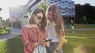 En iyi iki arkadaş çevrimiçi alışveriş için yeni bir mobil uygulama kuruyor..