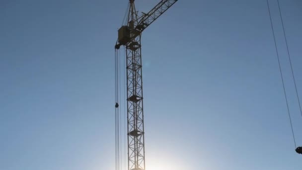 Timelapse of a construction crane at sunset on a sunny day.Summer, structure. — Stock Video