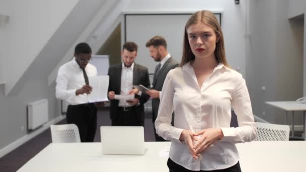 Sonrisa confiada de una mujer de negocios con camisa blanca en una sala de conferencias. Mujer exitosa, carrera, negociaciones comerciales. — Vídeos de Stock