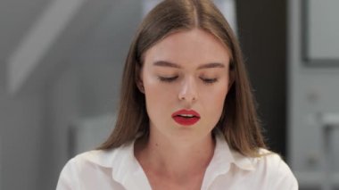 Büyüleyici bir iş kadını konuşmacısı. İş görüşmeleri. Başarılı kadın yeni bir girişimden bahsediyor.