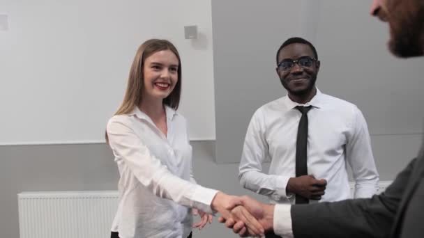 Embaucher, homme en costume, un homme d'affaires serrant la main d'une collègue femme Fin réussie d'une réunion d'affaires. Négociations multiethniques. Nouveau projet. — Video