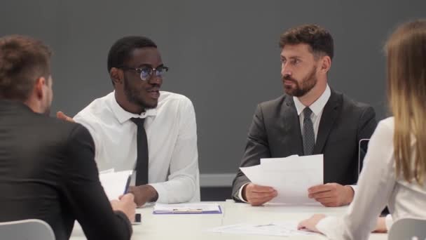 Multiethnic negotiations New project brainstorming Businessmen talk about investing investments in a conference room cooperation concept. — Stock Video