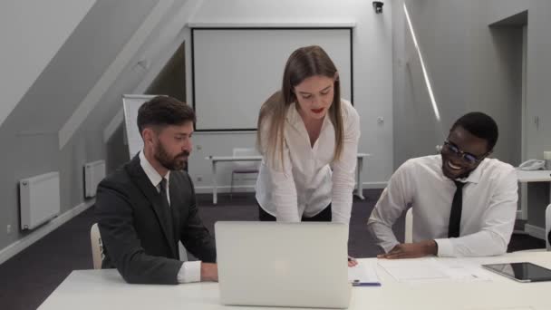 Conceito de trabalho em equipe.Mulher de negócios bonita mostra uma análise de gráfico da empresa. Chefe feminina fala sobre um novo projeto na sala de conferências . — Vídeo de Stock