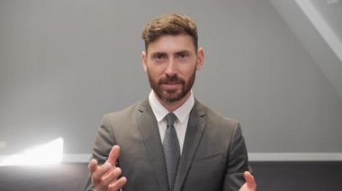İş konferansı, iş adamı kamerayla konuşuyor. İş görüşmesi yapıyor. Video konferansla iletişim kuran profesyonel bir erkek. Web kamerası görüntüsü Yavaş çekim alkışları.