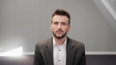 İş konferansı, takım elbiseli bir adam web kamerasıyla bilgisayar kullanarak iletişim kuruyor. Video konferans yoluyla erkek profesyonel iletişimi. Web kamerası görüntüsü Modern teknoloji