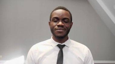 İş konferansı, koyu tenli bir adam web kamerasıyla bilgisayar kullanarak iletişim kuruyor. Video konferans yoluyla erkek profesyonel iletişimi. Web kamerası görüntüsü Modern teknoloji.