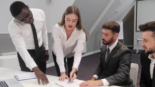 Zelfverzekerde vrouwelijke leider onderhandelt met business group legt contractvoordelen uit op formele bestuursvergadering consultancy corporate klanten presenteren commerciële aanbod teamwork. — Stockvideo