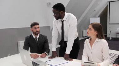 Esmer tenli Afro-Amerikalı müzakere masasında yeni bir projeden bahsediyor. Takım çalışması, işbirliği kavramı..