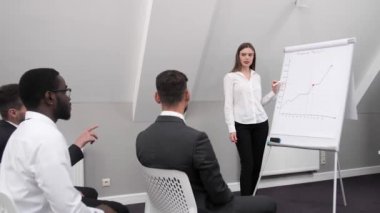 Bir grup işadamı, mali maliyetlerin azaltılması hakkında mali danışmana sorular soruyor..