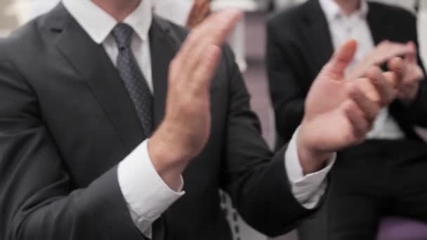 Applaus van zakenlieden in een conferentiezaal close-up. — Stockvideo