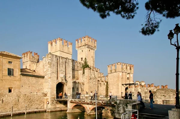 Sirmione Lombardiet Italien Oktober Över Scaliger Slottet Sirmione Italien Oktober — Stockfoto