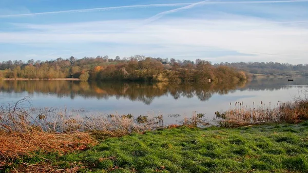 Podzimní Pohled Weir Dřevo Nádrže Městě East Grinstead — Stock fotografie