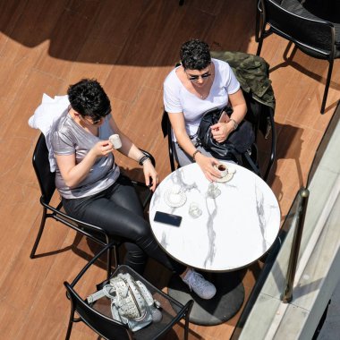 Istanbul, Türkiye - 24 Mayıs: bayanlar Istanbul Türkiye'de bir kahve 24 Mayıs 2018 üzerinde zevk. İki kimliği belirsiz kadın