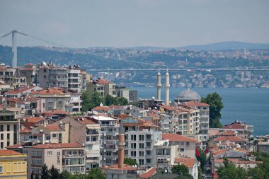 Istanbul, Türkiye - 24 Mayıs: Istanbul Türkiye'de Boğaz boyunca binalar görünümünü üzerinde 24 Mayıs 2018
