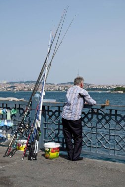Istanbul, Türkiye - 24 Mayıs: 24 Mayıs 2018 Istanbul'da balık tutma bir adam görünümünü. Kimliği belirsiz biri